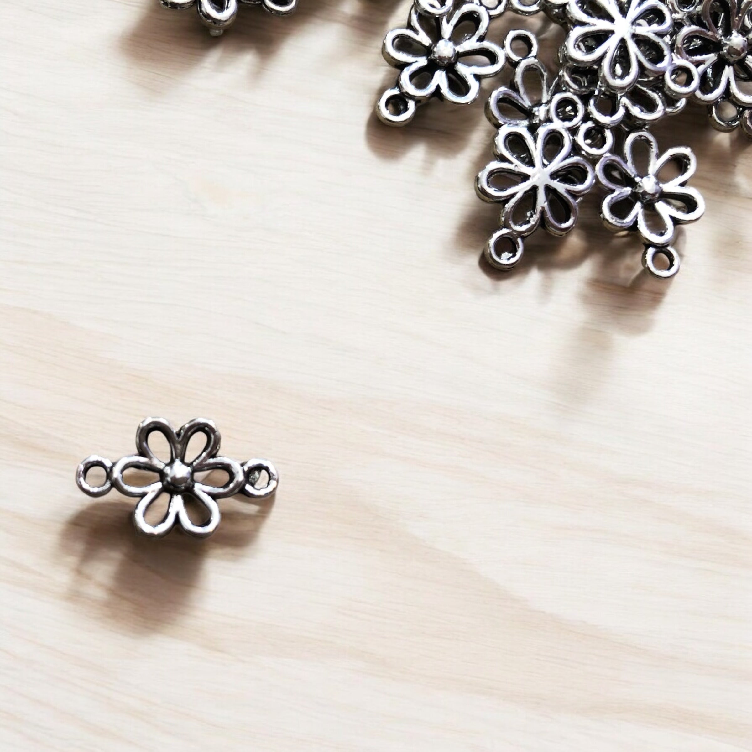 50 x Silver Plated Style Flowers